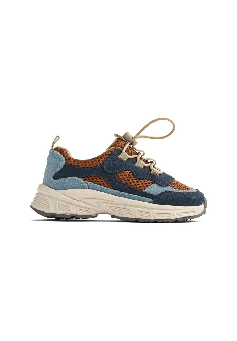 Flerfarget sneakers med en brun nettingoverdel, blå semsket skinnaccent og en beige lett såle. Har en trekkflik og elastisk snøresystem.