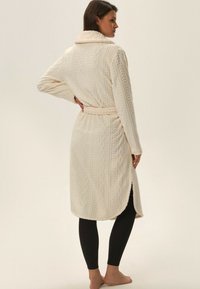 ESOTIQ JANIEL mleczny