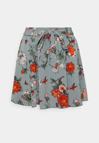 Jupe fleurie en tissu gris, ornée de fleurs rouges et roses ainsi que de feuilles vertes. Elle est dotée d'un lien à la taille et a une coupe évasée.