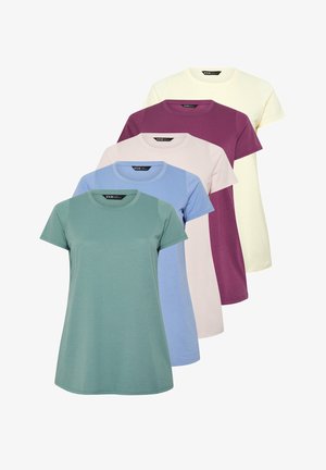 Sæt med fem ensfarvede T-shirts med korte ærmer og rund hals i grøn, blå, lyserød, lilla og creme, lagt lag på lag forfra og bagud.