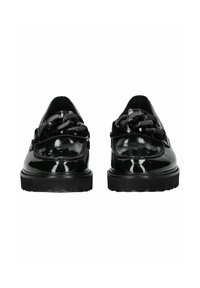 Zapatos de charol negros con punta redondeada, detalles texturizados, cordones decorativos negros y una suela gruesa de goma negra.