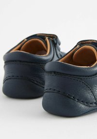 Marineblau lederschuhe mit glatter textur, abgerundetem hinterteil und hellbraunem innenfutter. Verfügt über nähdetails entlang der kanten und eine flexible sohle.