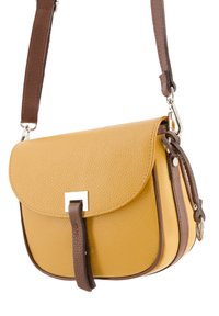 Gelbe Leder-Umhängetasche mit Klappenverschluss, braunen Akzenten und silberner Hardware. Strukturiert Oberfläche mit abgerundeten Kanten und verstellbarem Gurt.