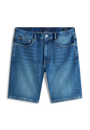 Pantaloncini di jeans blu fino al ginocchio con tasche frontali, passanti per cintura e chiusura con bottone.