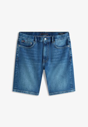 Pantaloncini di jeans blu fino al ginocchio con tasche frontali, passanti per cintura e chiusura con bottone.