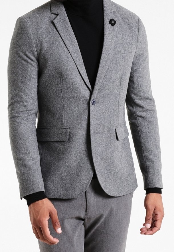 Szary, dopasowany blezer z teksturowanej tkaniny, z dwoma przednimi kieszeniami, pojedynczym zapięciem na guzik i przypinką w kształcie kwiatka na klapie.