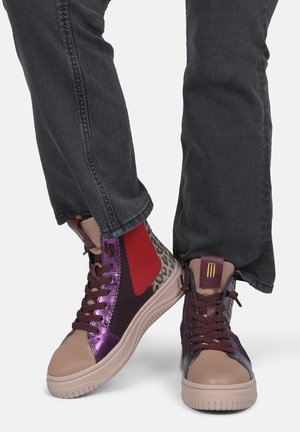 Sneaker alte in pelle verniciata viola, con accenti rossi, stampa leopardata e suola in gomma beige. Design con lacci e pannelli testurizzati.