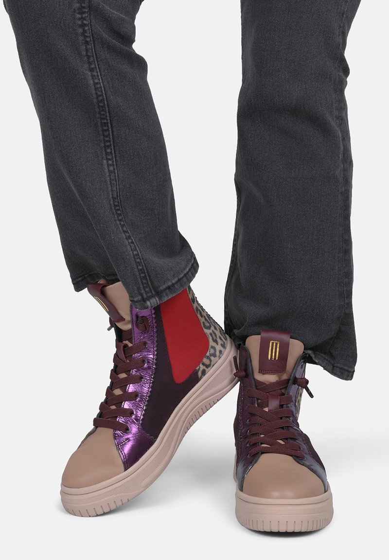 Baskets montantes en cuir verni violet, avec des accents rouges, un imprimé léopard et une semelle en caoutchouc beige. Design à lacets avec des panneaux texturés.