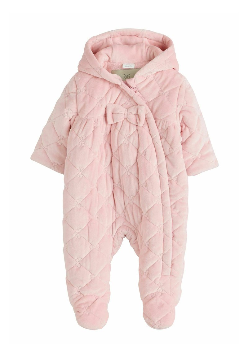 Combinaison rembourrée rose avec capuche, dotée d'un détail nœud à la taille et d'un design de pieds fermés. Fabriquée en matériau doux et pelucheux avec une finition texturée.