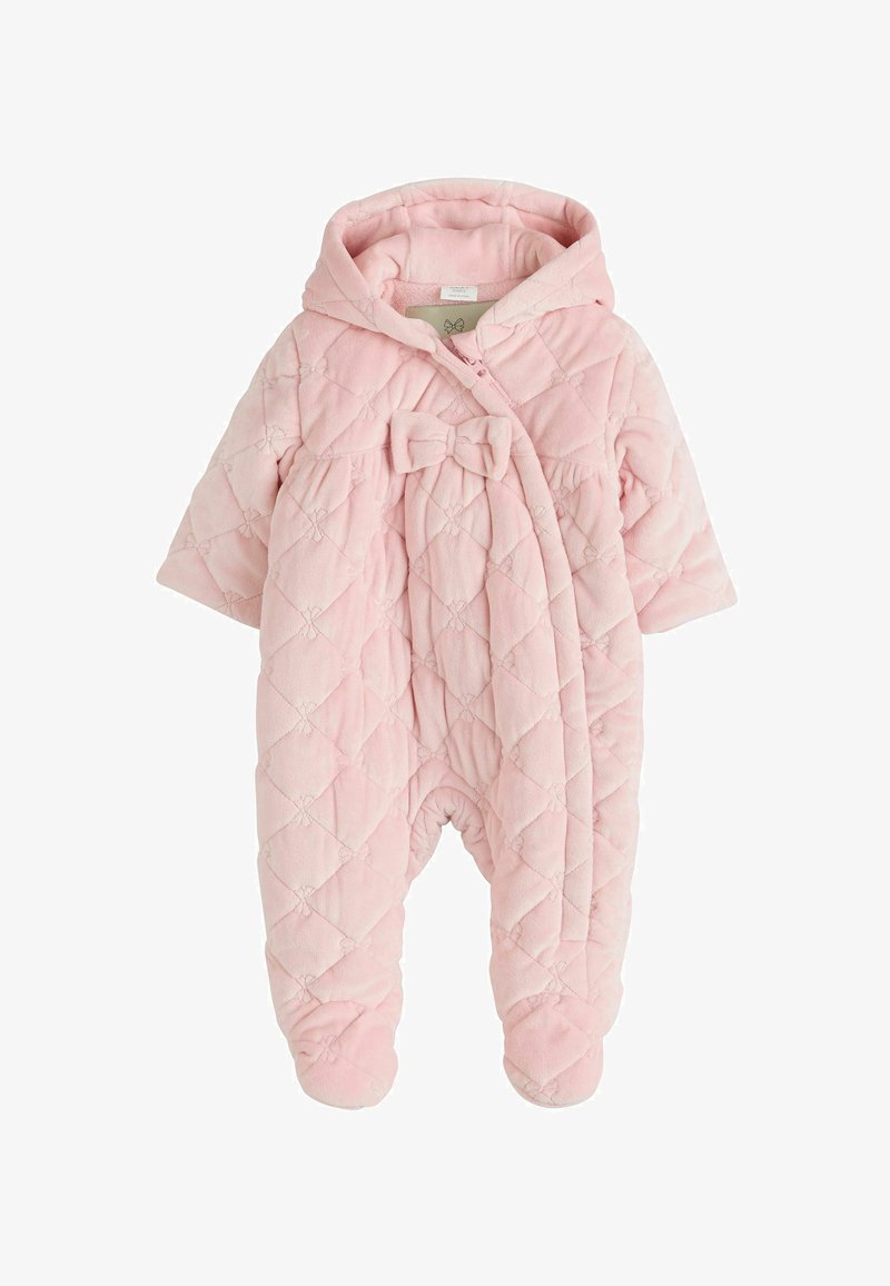 Combinaison bébé matelassée rose avec capuche, manches longues, pieds fermés, fermeture éclair sur le devant et nœud décoratif sur la poitrine.
