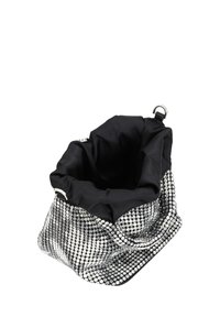 Zwarte stoffen tas met flexibele, verzamelde opening, versierd met zilveren rhinestones, wat een gestructureerd, glanzend oppervlak creëert.