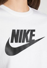 Nike Sportswear TEE ICON FUTURA - Nyomott mintás póló - white/black