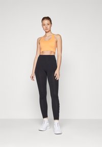 ONLY Play ONPDAISY-2 SEAM BRA  - Sportski grudnjak sa srednje jakom potporom - tangerine