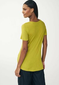 Next SLOUCH V-NECK- REGULAR FIT - Tricou basic - green celery
