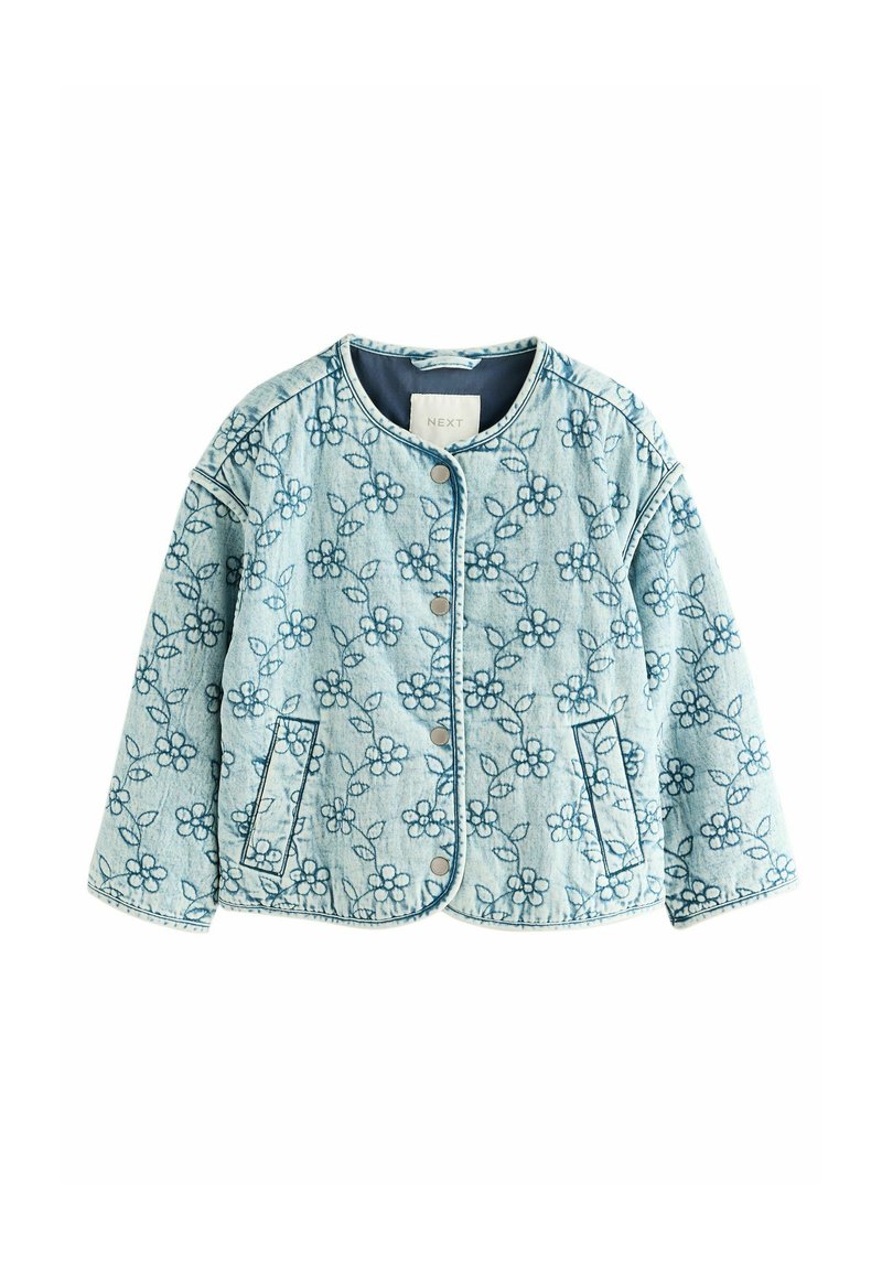 Blau gesteppte Jacke mit floralem Muster, runder Ausschnitt, Druckknopfverschluss, zwei seitliche Taschen und kontrastierender Innenfutter. Weicher Denim-Textur.