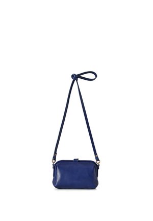 Piccola borsa a tracolla in pelle blu navy con tracolla lunga regolabile e chiusura a scatto, mostrata su sfondo bianco.