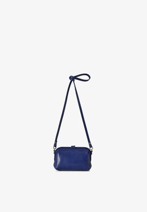 Petit sac bandoulière en cuir bleu marine avec une longue sangle réglable et une fermeture à pression, présenté sur un fond blanc.
