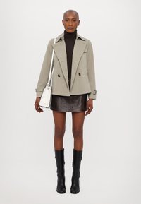 MICHAEL Michael Kors Šineļveida mētelis - dusty sage