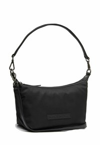 Sac à bandoulière en nylon noir avec une forme arrondie. Il possède une surface lisse, une sangle en cuir et une petite étiquette logo à l'avant. Fermeture à glissière.