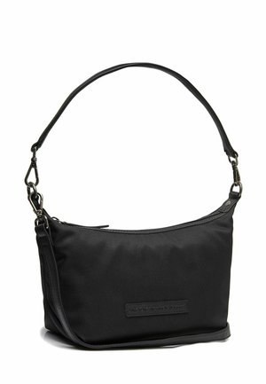 Bolso de hombro negro de nylon con forma curva. Presenta una superficie suave, correa de cuero y un pequeño parche con el logo en la parte delantera. Cierre de cremallera.