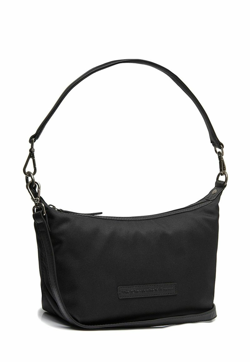 Sac à bandoulière en nylon noir avec une forme arrondie. Il possède une surface lisse, une sangle en cuir et une petite étiquette logo à l'avant. Fermeture à glissière.