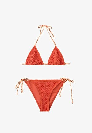 Rød-orange hækle-bikini sæt med top med halterneck og bund med sidebind, med flettede stropper på hvid baggrund.