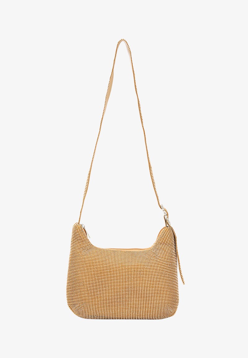 Houndstooth-mønsteret taske i gul og brun, med en blød læderrem og lynlåslukning. Rund form med en tekstureret overflade.