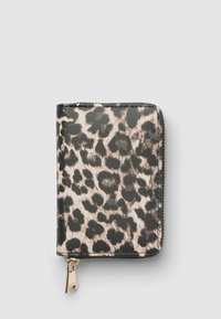 Portafoglio con zip in stampa leopardata in pelle sintetica testurizzata con dettagli neri e hardware dorato. Design compatto e rettangolare.
