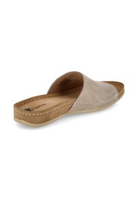 Beige suède slip-on sandaal met een open teen, een gebogen voorkant en gestikte accenten. De zool is lichtgekleurig met een lichte hak.