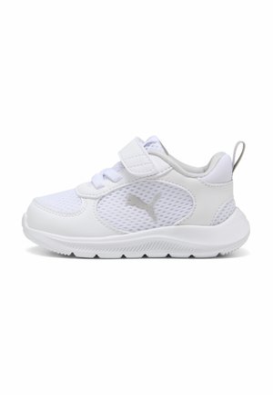 Witte peuter sportschoen met mesh panelen, een klittenbandsluiting, veterdetail en Puma-logo op de zijkant.