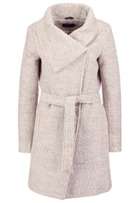 Manteau en laine beige clair, portefeuille, avec un large col, de longues manches et une ceinture assortie nouée à la taille, conçu pour le temps froid.