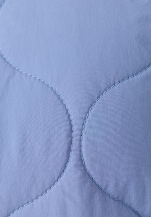 Lichtblauwe doorgestikte stof met een geschulpte steekpatroon. Soepele textuur met een subtiele glans die de rondingen en naden benadrukt.