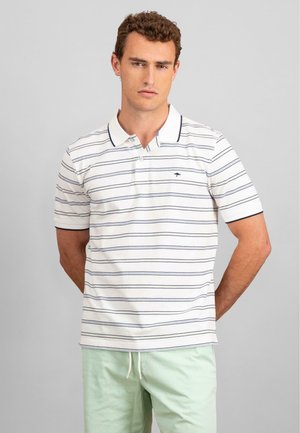Hvid kortærmet polo-shirt med marineblå vandrette striber, tre-knaps placket og lille logo på brystet. Blødt bomuldsstof.