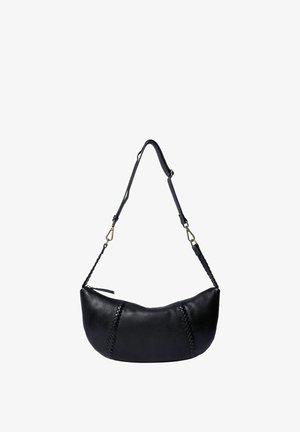 Zwarte leren handtas met een gebogen vorm, voorzien van gevlochten accenten en een afneembare riem. Gladde textuur met ritssluiting.