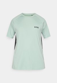 Licht mintgroen T-shirt met korte mouwen en zwarte accenten aan de zijkanten. Voorzien van een ronde hals en een "BOSS"-logo op de borst.
