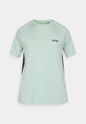 Hele mintroheline lühikeste varrukatega T-särk mustade küljetriipudega. Mudelil on ümar kaelus ja rinnal on trükitud "BOSS" logo.