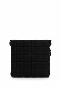 Borsa a tracolla nera trapuntata realizzata in materiale morbido, con un motivo a quadri e una semplice chiusura con zip con tracolla regolabile.