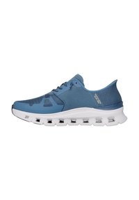 Zapatillas deportivas azules con parte superior de malla, acentos texturizados y una suela blanca acolchada con orificios de aire para mayor transpirabilidad.