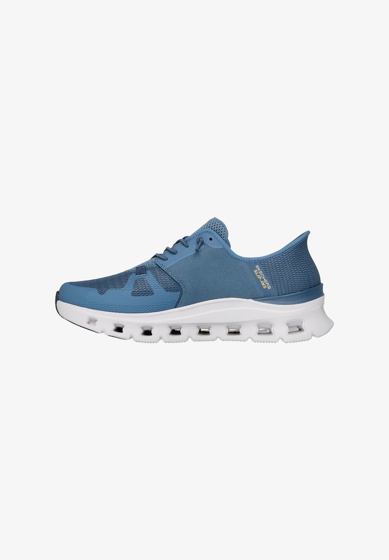 Zapatillas deportivas azules con parte superior de malla, acentos texturizados y una suela blanca acolchada con orificios de aire para mayor transpirabilidad.