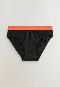 Boxer noir en coton avec une large ceinture orange arborant le mot "NEXT" en rose. Texture lisse, coupe classique avec une couverture modérée.