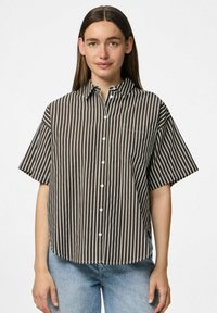 Camicia corta a maniche con righe marroni e bianche, colletto, chiusura con bottoni e tasca sul petto; realizzata in tessuto leggero e traspirante.