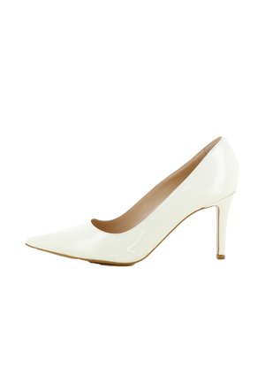 Weiße Lackleder-Pumps mit hohem Absatz und spitzer Schuhspitze, seitlich auf weißem Hintergrund gezeigt.