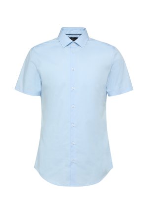 Lichtblauw overhemd met korte mouwen, een puntkraag en zeven witte knopen aan de voorkant.