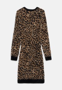 Langermet fuzzy kjole med brun og svart leopardmønster, svart kant på halsutskjæring, ermer og nederkant.