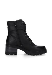 Schwarze Kunstleder-Ankle Boots mit strukturiertem Absatz, Schnürung vorne, seitlichem Reißverschluss und einer Schnallenriemen-Akzent.