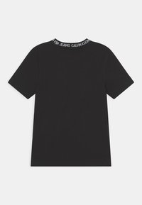 Camiseta negra de algodón con mangas cortas y cuello redondo. El cuello presenta una etiqueta blanca con un patrón que dice: "CALVIN KLEIN JEANS."