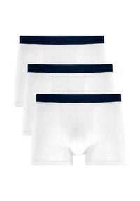 Boxer da uomo bianchi in cotone con un elastico blu navy solido e marchiato in rilievo. Tre paia impilati orizzontalmente.