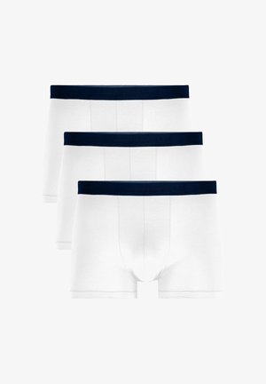 Witte katoenen boxershorts met een effen marineblauwe elastische tailleband met reliëfbranding. Drie paren gestapeld in horizontale richting.