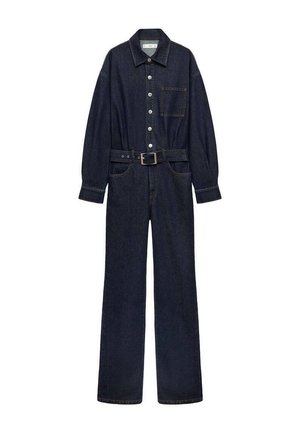 Mörkblå denim jumpsuit med lång ärm, knäppning i fram, bröstficka och bälte i midjan. Rak benklippning och strukturerad tyg.