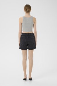 Grå, kort t-skjorte kombinert med høyt skårne svarte denimshorts. Funksjonene inkluderer en klassisk snitt og subtile baklommer.